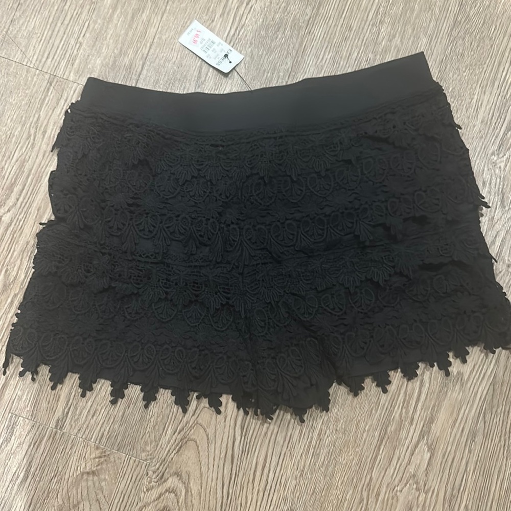 EXPRESS BLACK LACE SHORTS SIZE SMALL